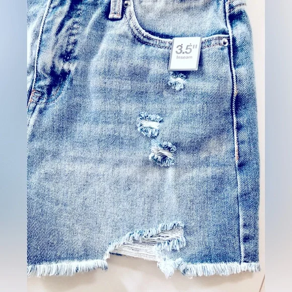 100% cotton Distressed, vintage, blue denim 5 Pocket Shorts size 6 Natural waist - Picture 2 of 11